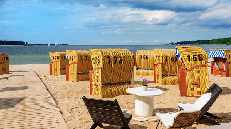 Ankomst til Kiel kl. 08:00. Bus til Danmark