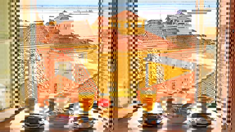 Fly fra København til Lissabon. Transfer til hotel for check-in