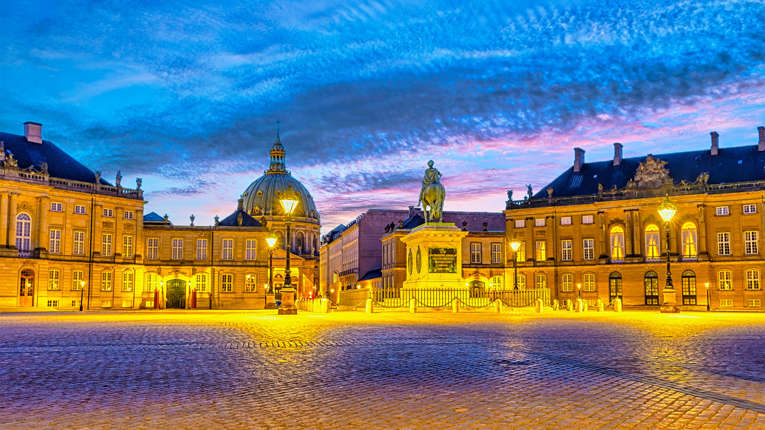 Påstigning i København.  Afgang kl. 18.00