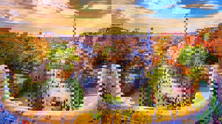 Fly til Barcelona og ombordstigning - afgang kl. 18:00