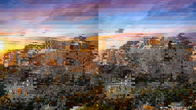 Fly til Athen og check-in på hotel