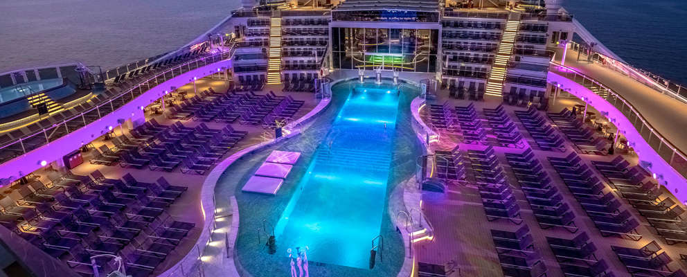 Pooldæk om aftenen
