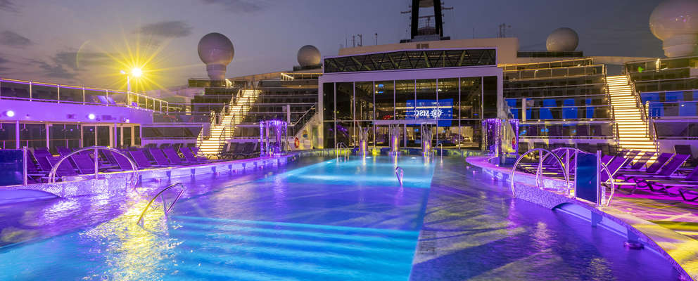 MSC World America La Plagne Pool aften